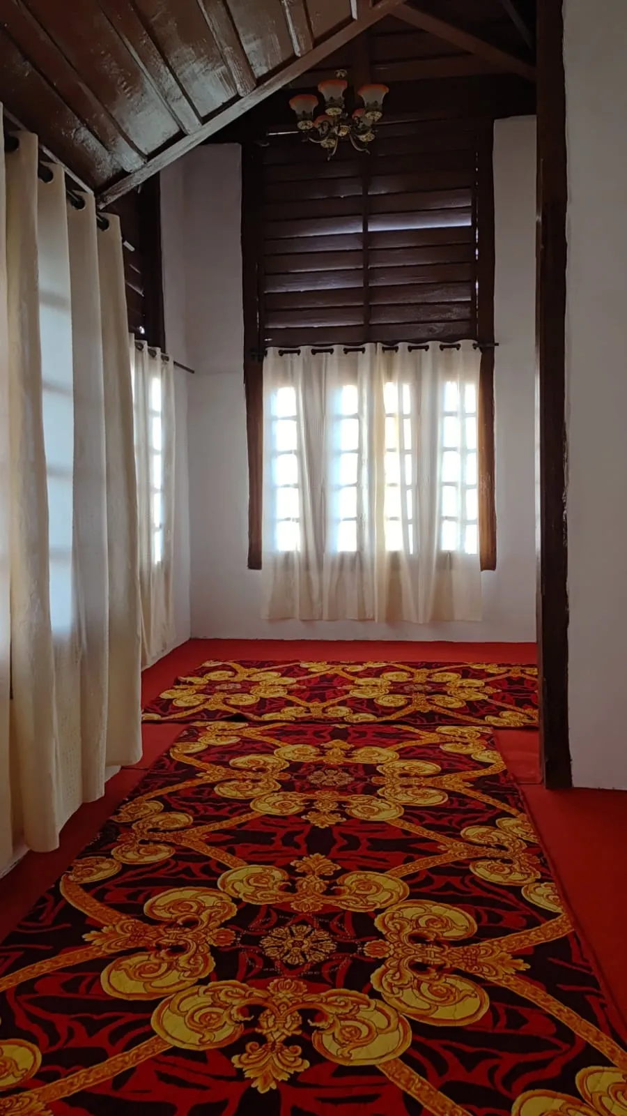 Heritage interior of The Palace Homestay Junga - Mountain view property near Shimla